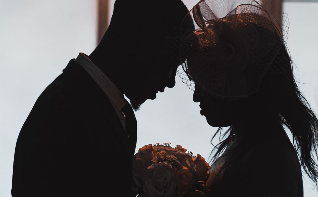 Online dating: starting a conversation on a niche platform