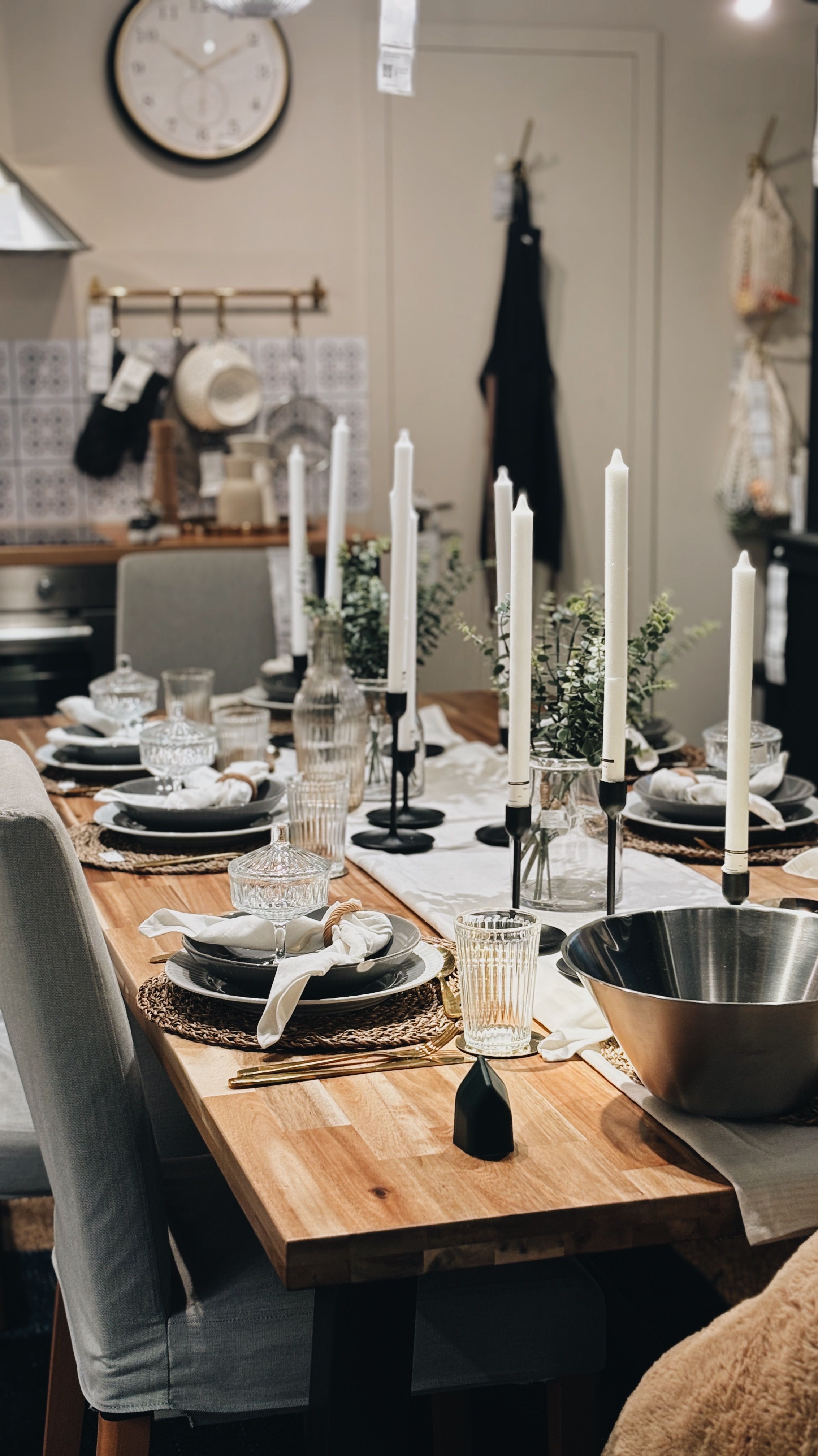 Kostnadsfria Elegant matbordsset med ljus, glas och nödvändigheter för god mat. Stock foto