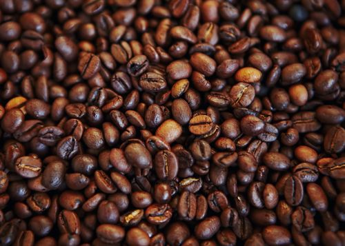 Free A detailed close-up of roasted coffee beans showcasing rich textures and flavors. Stock Photo
