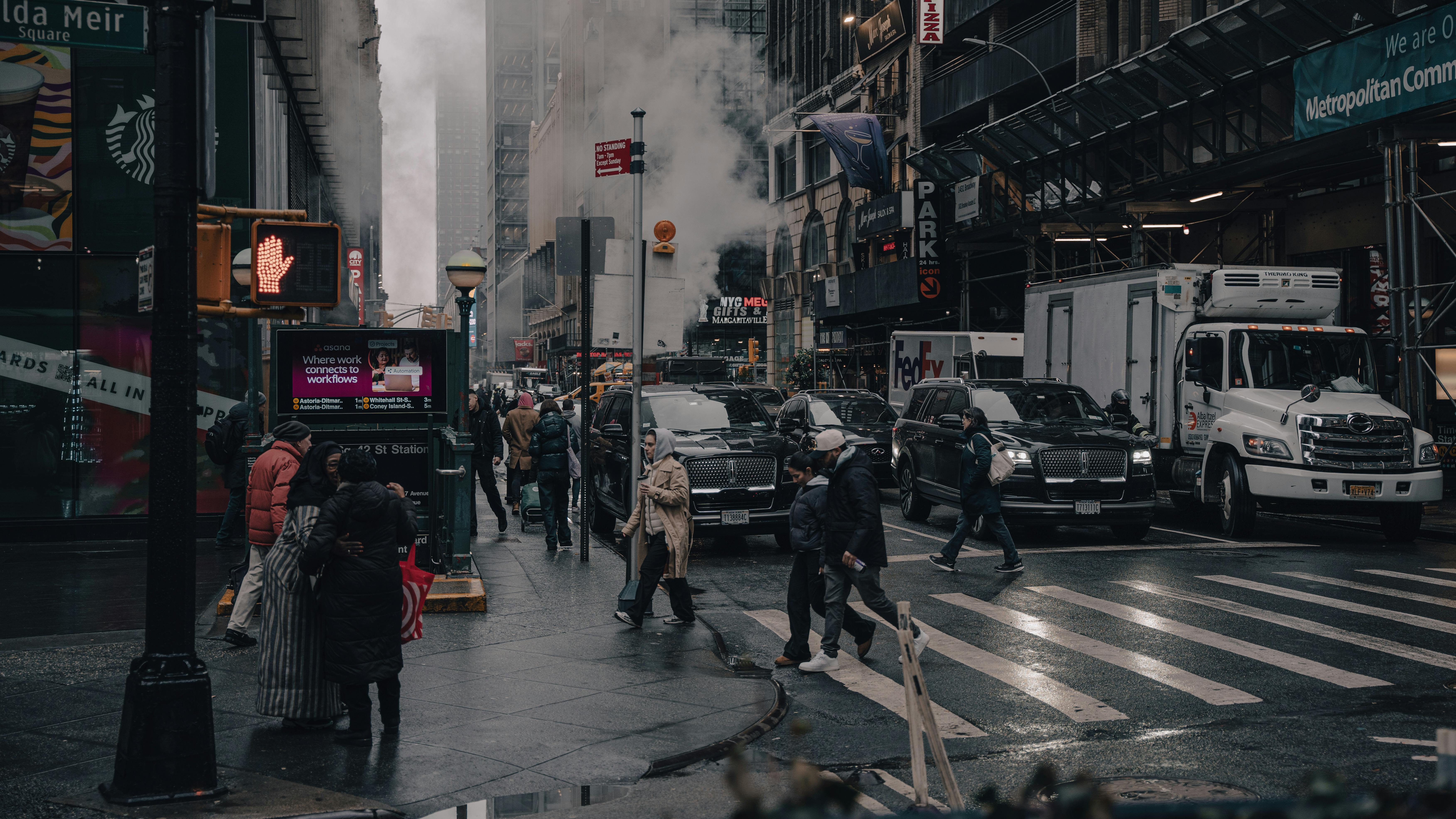 Miễn phí Cảnh đô thị ở trung tâm Manhattan cho thấy cảnh người dân và giao thông dưới bầu trời nhiều mây. Ảnh lưu trữ