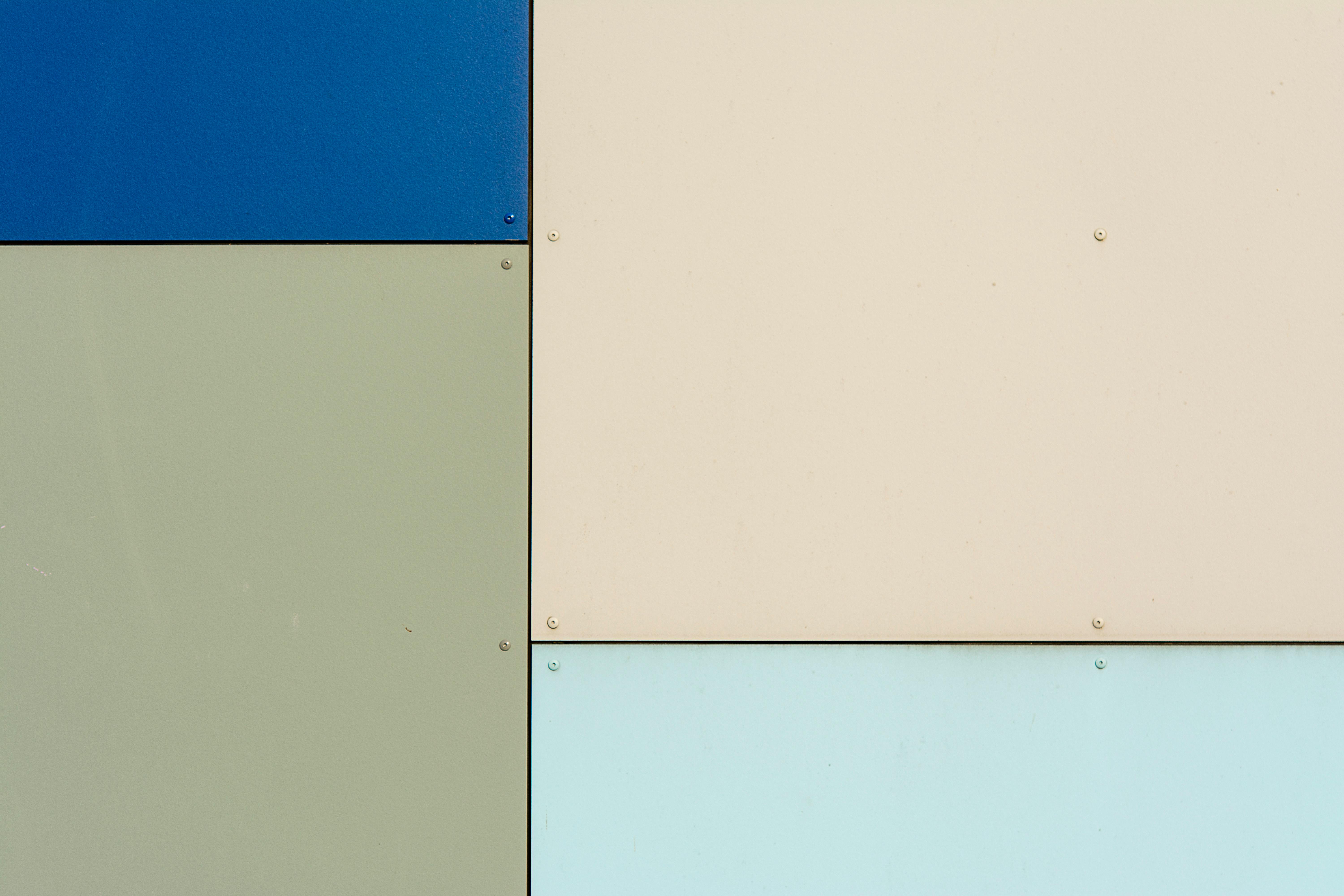 Gratis Diseño geométrico minimalista con paneles de fachada coloridos en una disposición artística. Foto de stock