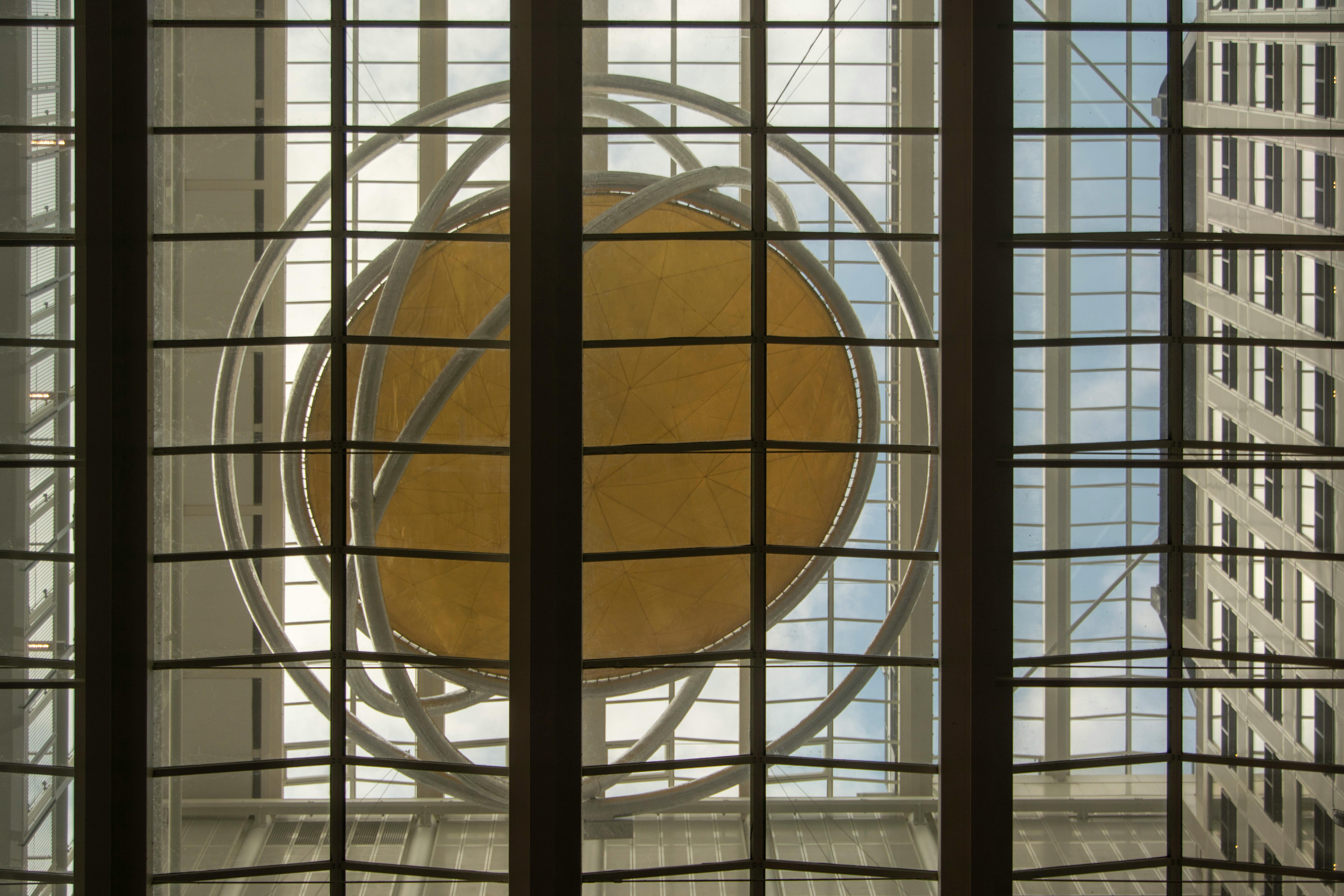 Detal montazu okna z tasma paroszczelna i pianka w ościezu, z bliska