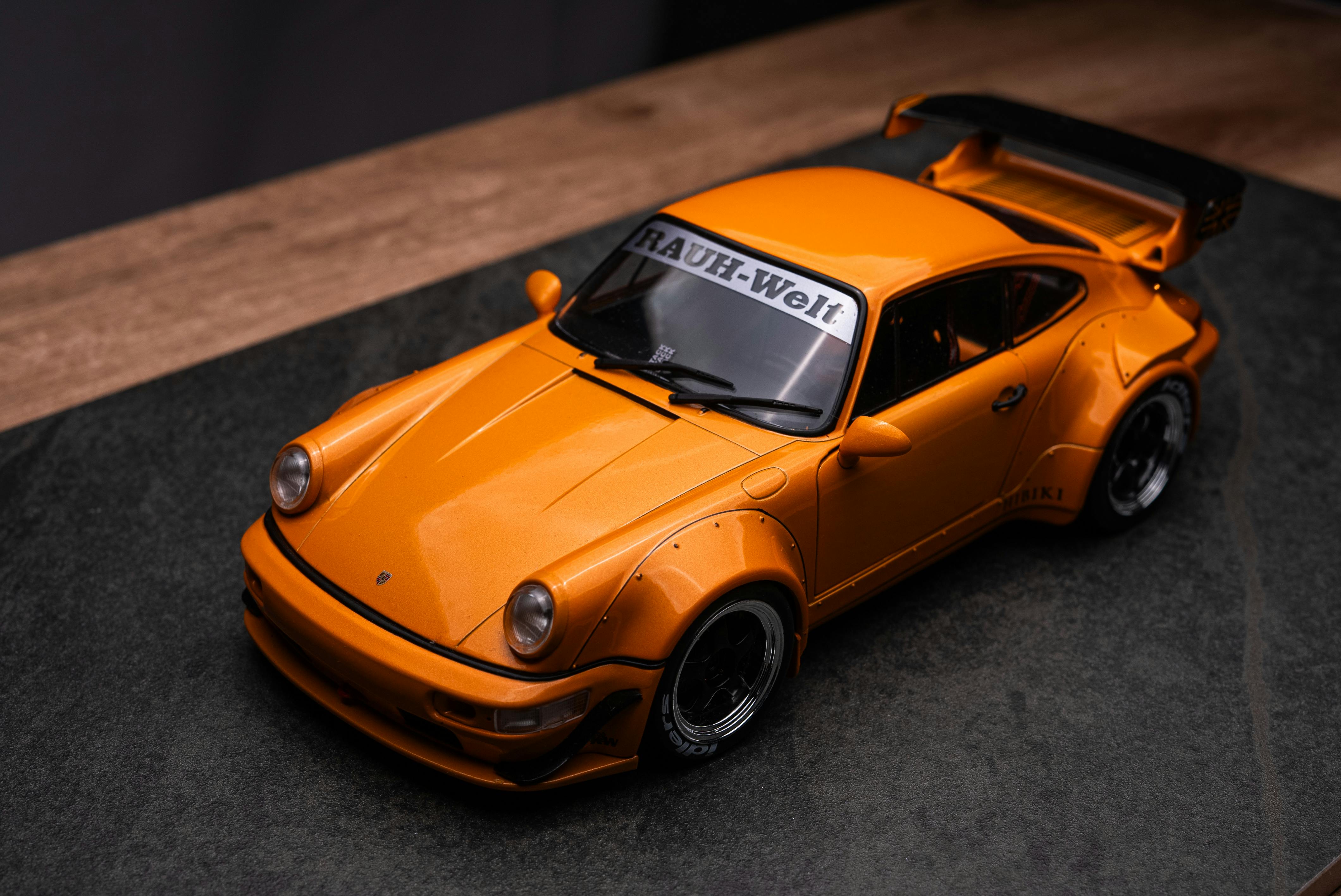 Ücretsiz Ön camında RAUH-Welt çıkartması bulunan turuncu klasik spor otomobilin detaylı modeli. Stok Fotoğraflar