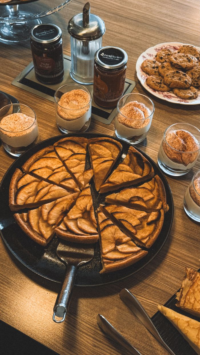 Tarte Tatin rustique sur une table en bois