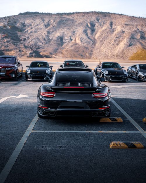 Free A lineup of luxury cars parked against a mountainous background in Ankara, Türkiye. Stock Photo