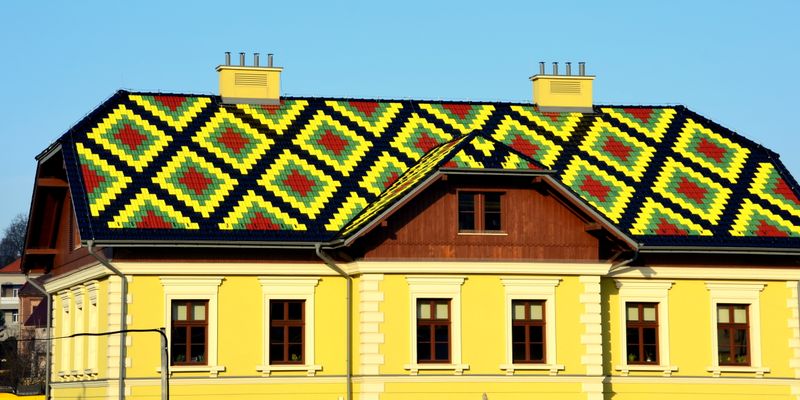 Tejado de colores de un edificio histórico de Wieliczka
