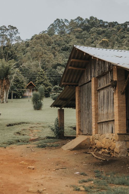 Free Charming rustic barn set against lush countryside, perfect for pastoral themes. Stock Photo