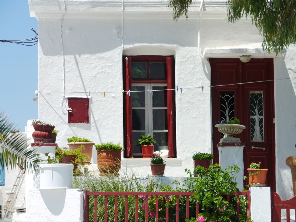 Λευκό μεσογειακό σπίτι με φυσικά υλικά και φυτά