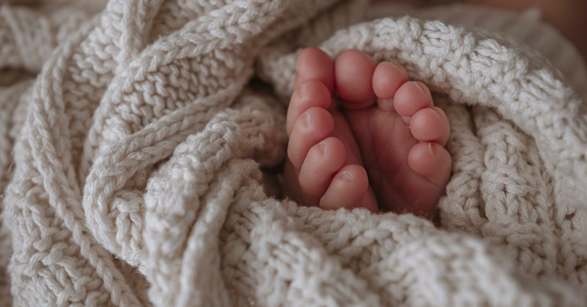 Massage pieds bébé : Guide sécurisé parents