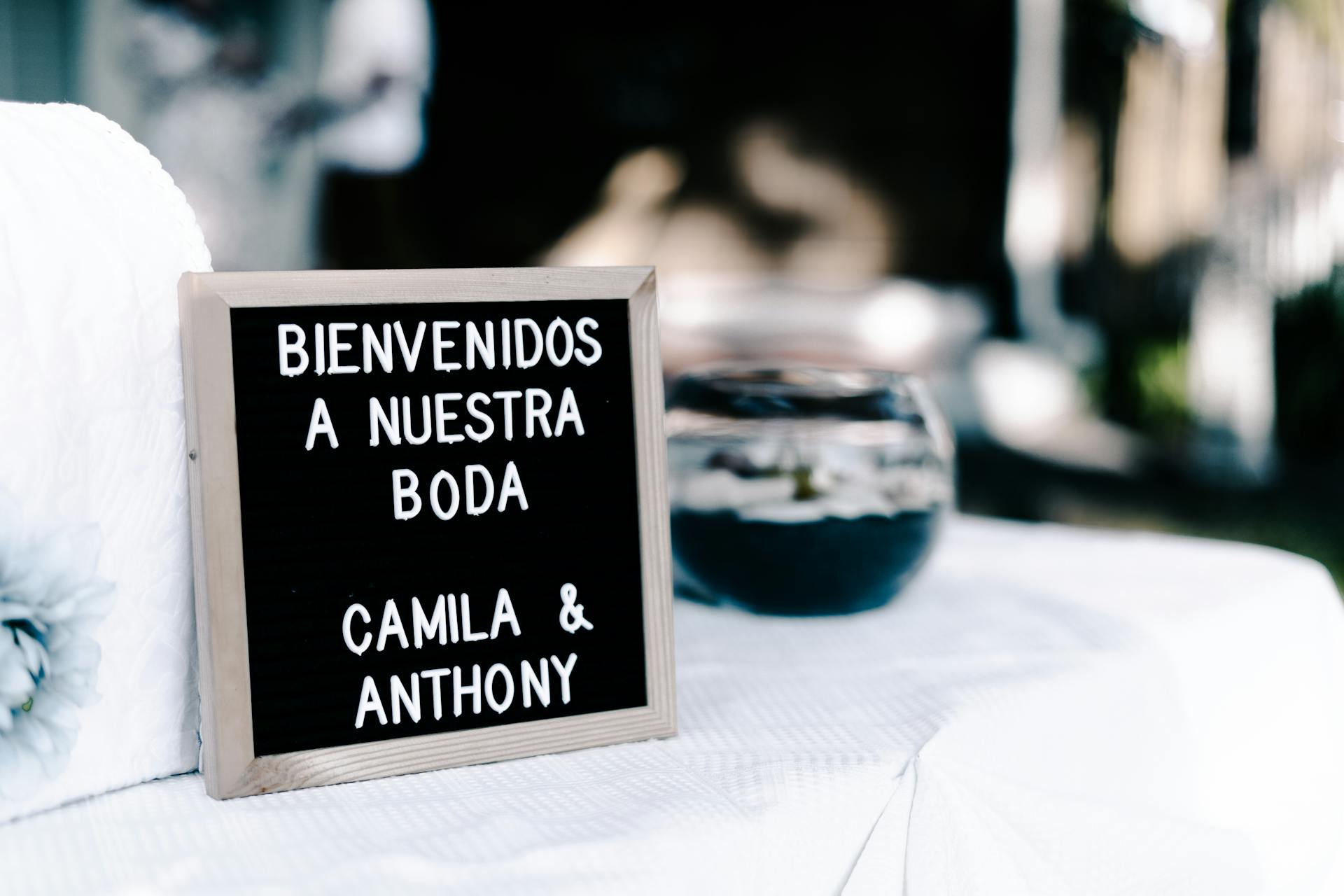 A welcoming wedding sign in Spanish for Camila and Anthony's special day.