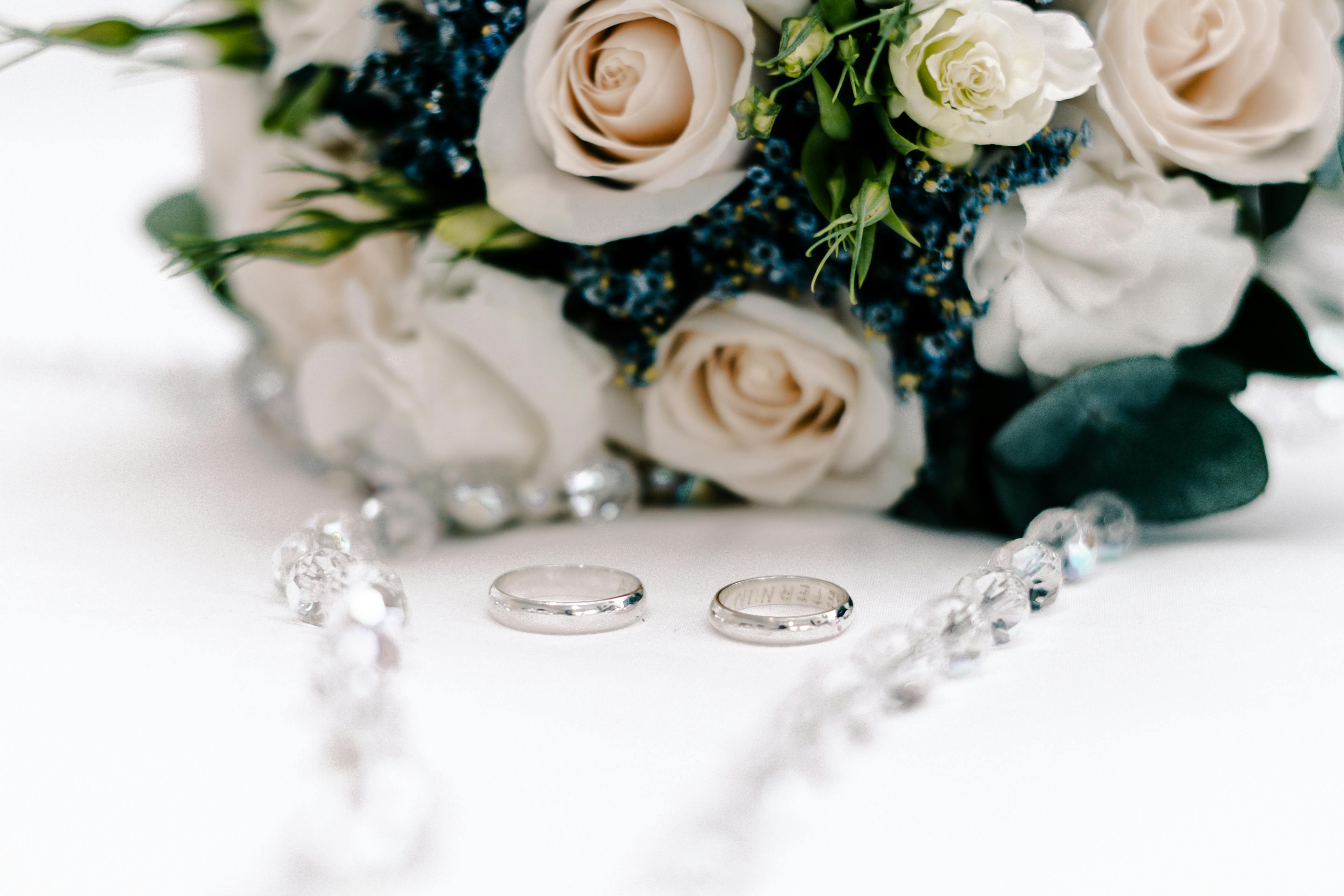 Elegant Wedding Rings and Floral Bouquet Scene · Free Stock Photo, image size:1125x750