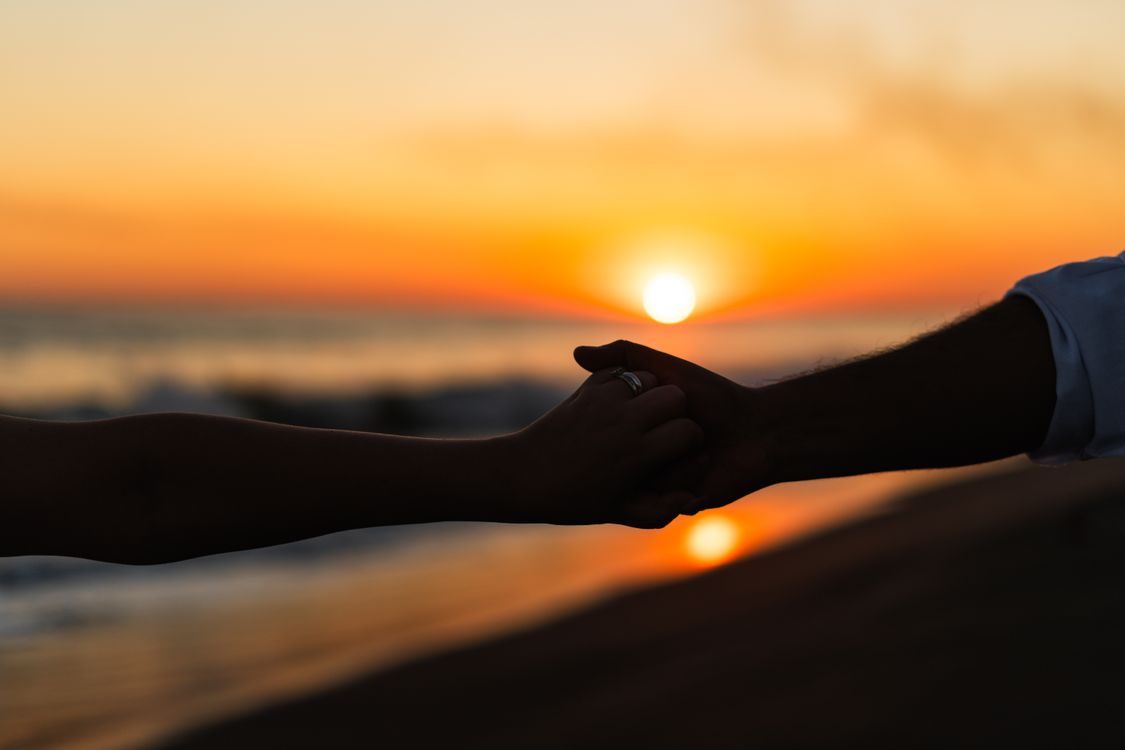 Romantic Sunset Embrace on the Beach · Free Stock Photo