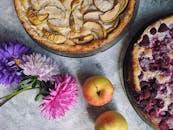 色彩缤纷的花朵，点缀着自制的苹果和乌藨子馅饼