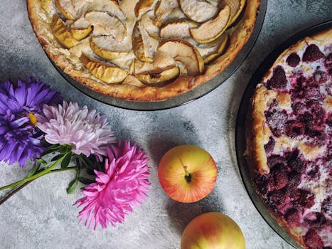 色彩缤纷的花朵，点缀着自制的苹果和乌藨子馅饼