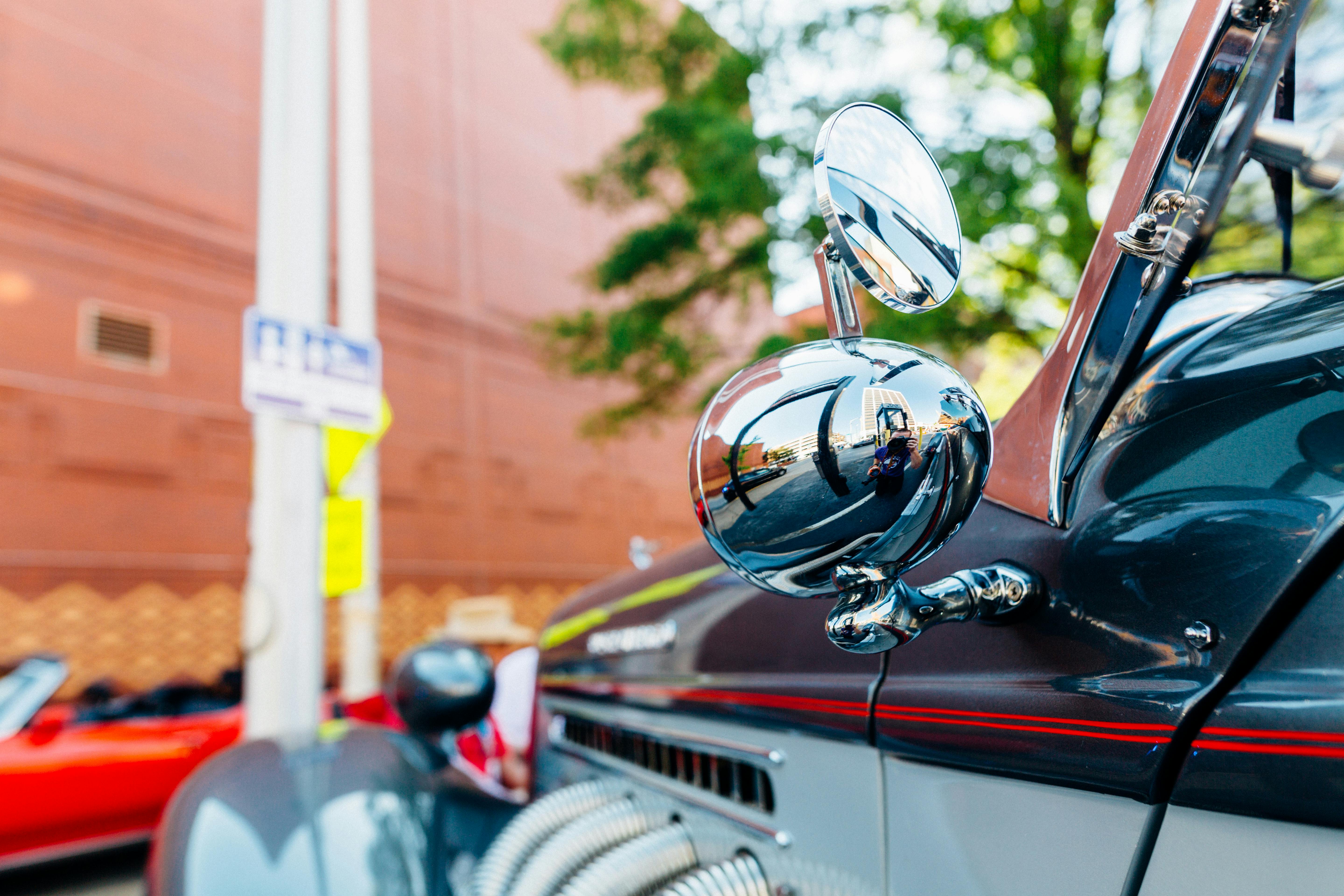 城市环境映照在复古汽车的镀铬侧镜中