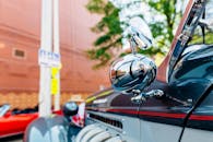 城市环境映照在复古汽车的镀铬侧镜中