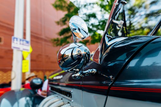 老式汽车侧镜的详细视图，展现了户外场景