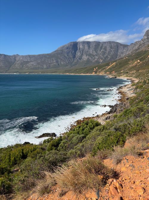 Free Beautiful coastal scene with mountains and clear blue waters. Stock Photo