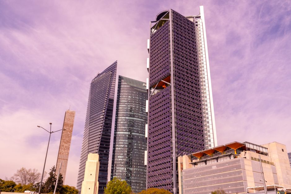 Rascacielos de gran altura en el horizonte de la Ciudad de México, que muestran una arquitectura moderna.