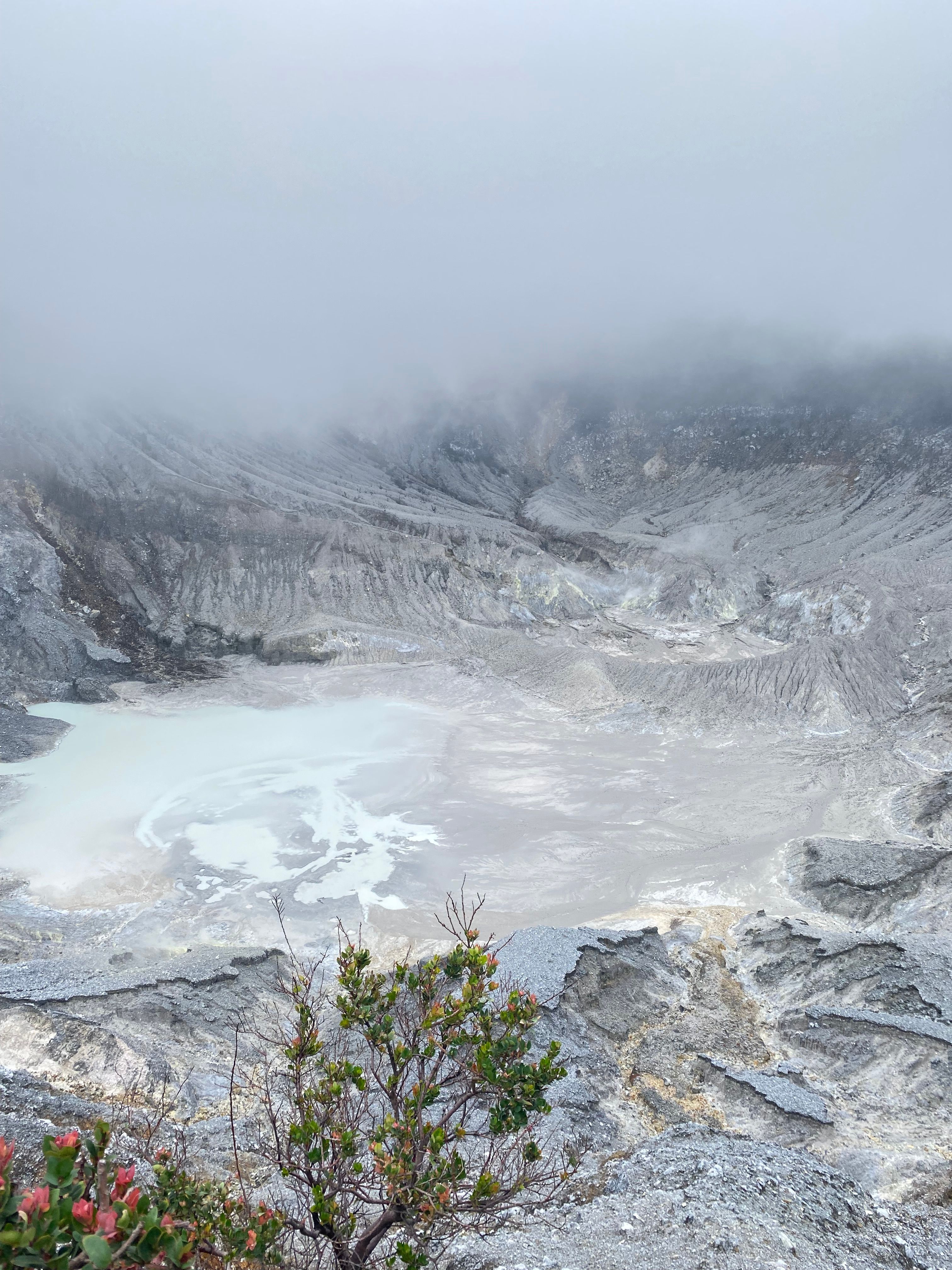 <b>2. Gunung Tangkuban Perahu: Legenda yang Jadi Kenyataan</b>