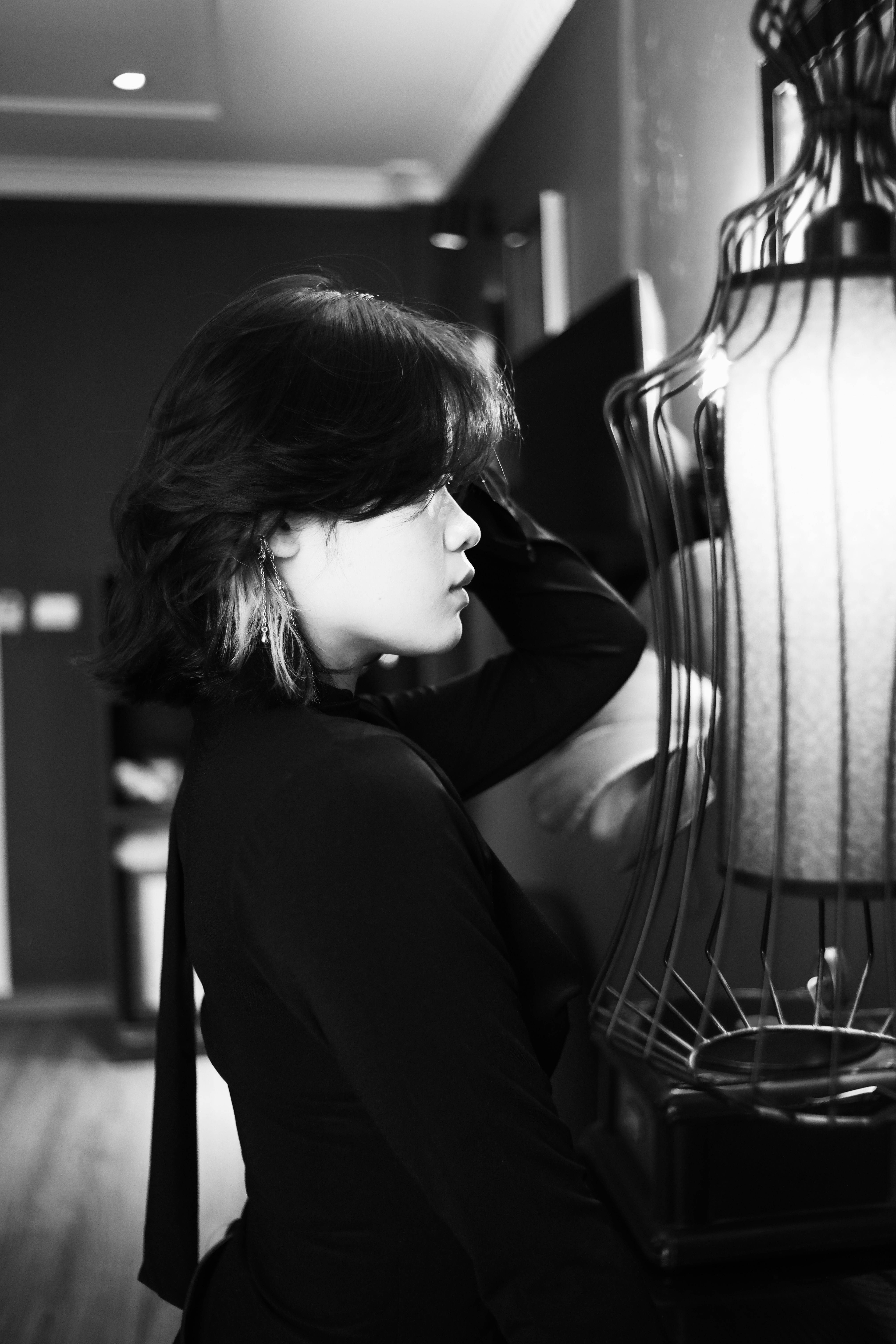 Retrato En Blanco Y Negro De Una Mujer En Un Interior · Foto de stock ...