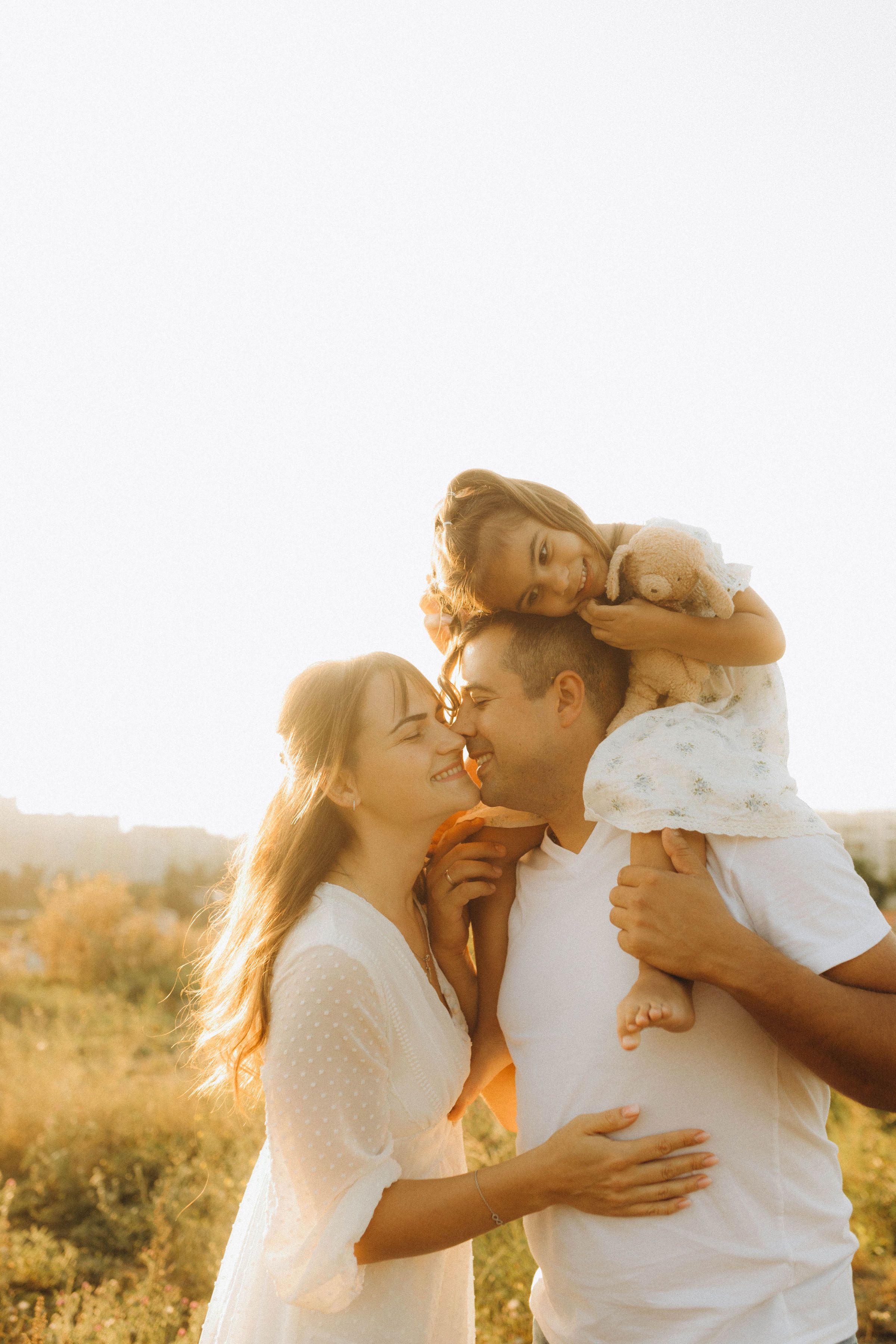 Famille profitant d'un moment ensoleillé en extérieur