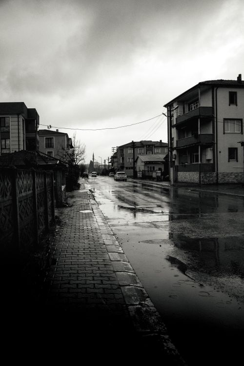 Free Moody black and white image of a rainy street in Sakarya, Türkiye, reflecting urban life. Stock Photo