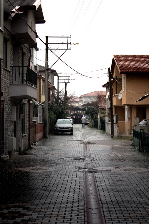 Free A serene, overcast day on a cobblestone street in Sakarya, Türkiye. Stock Photo