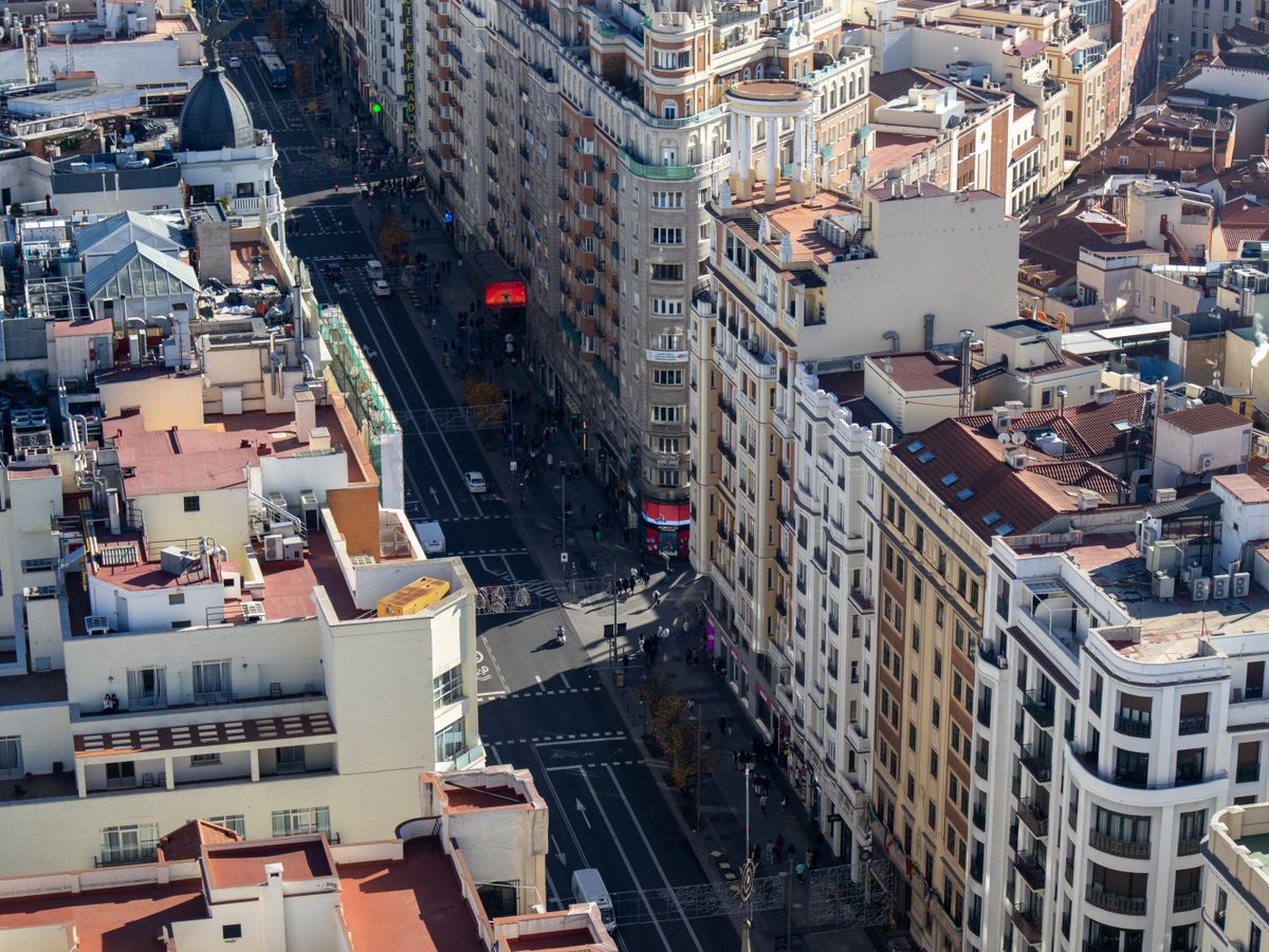 Gran Vía din Madrid văzută de la înălțime, cu clădirile ei monumentale și traficul de pe bulevard