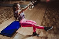 女性在室内用健身带锻炼，注重力量和平衡