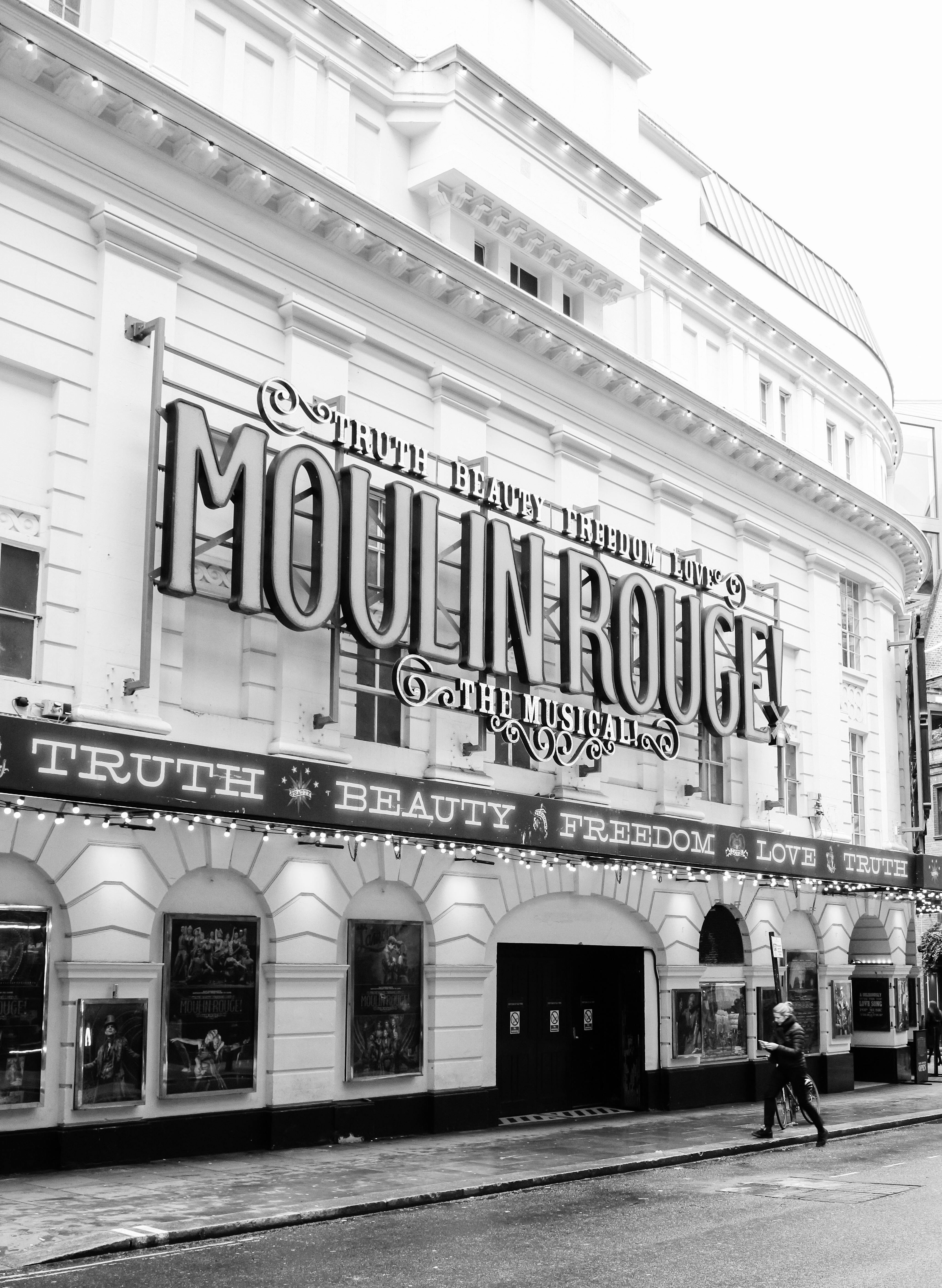 Gratuit Élégante photo en noir et blanc de la façade emblématique du théâtre du Moulin Rouge à la lumière du jour. Photos