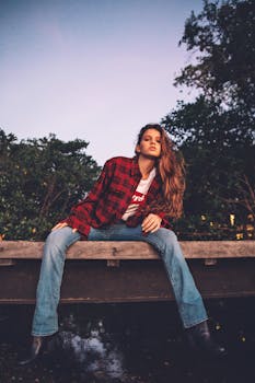 黄昏时分，一位穿着休闲装的年轻女子在里约热内卢的户外摆姿势