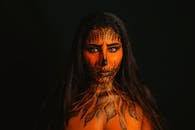 一位画着复杂万圣节脸绘的女性引人注目