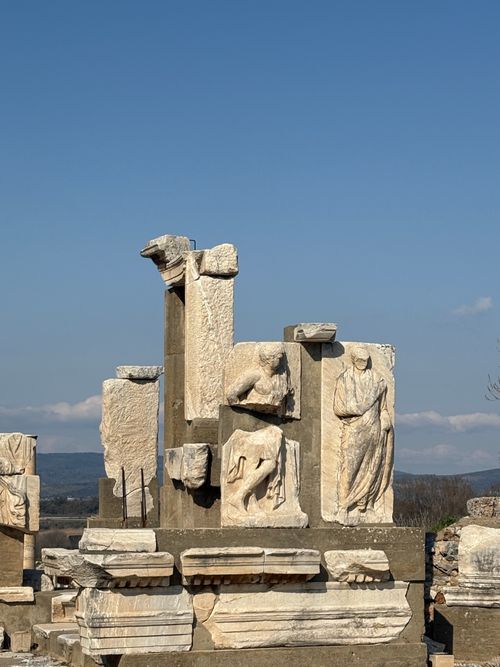 Free Sculptured ruins of historical Ephesus under a clear blue sky in İzmir, Türkiye. Stock Photo