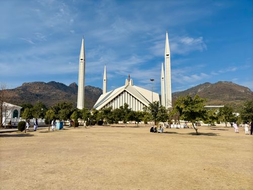 Free A magnificent view of Faisal Mosque with Margalla Hills in Islamabad, Pakistan. Stock Photo