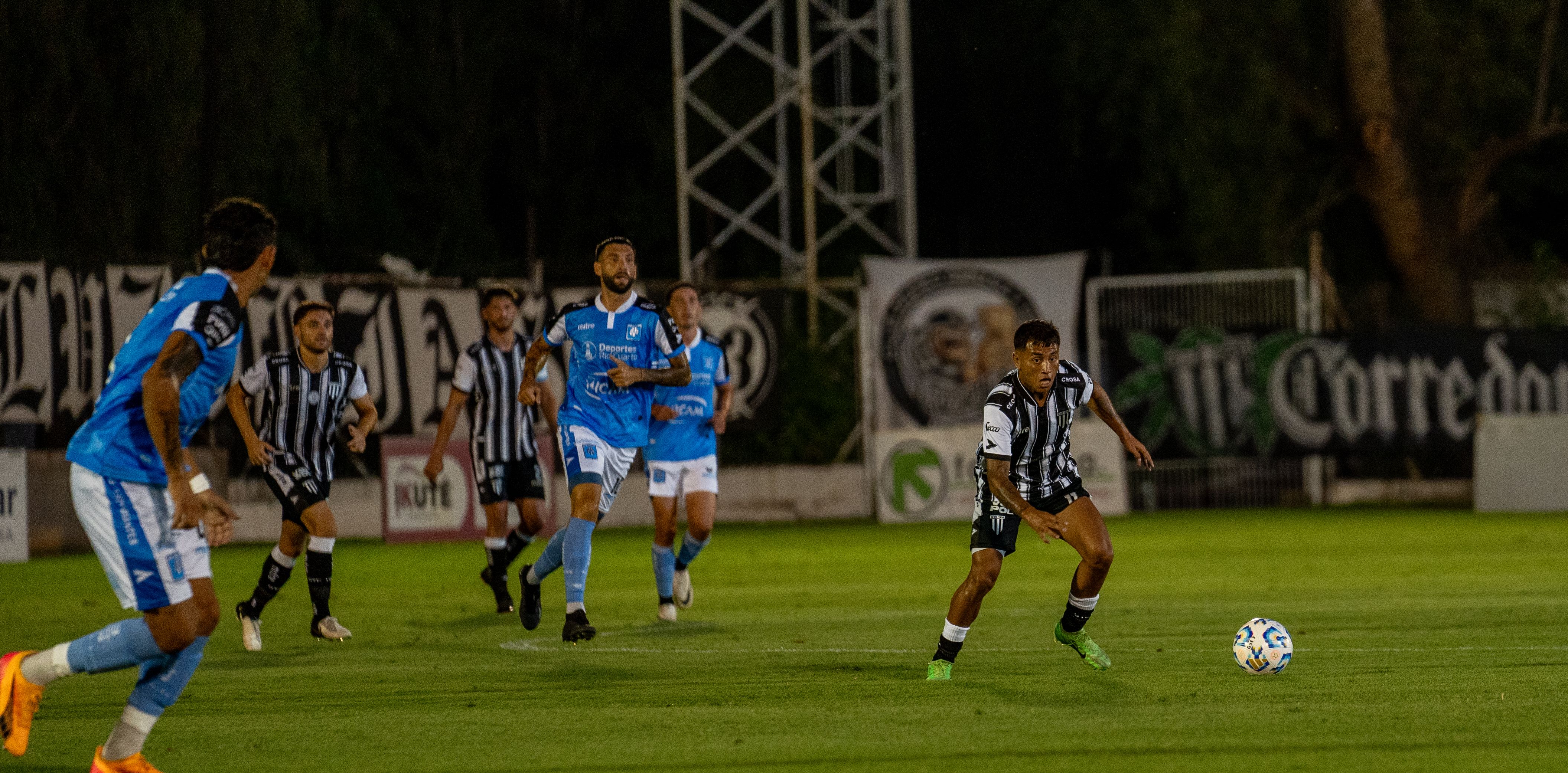 https://www.pexels.com/photo/exciting-night-soccer-match-action-shot-30666132/