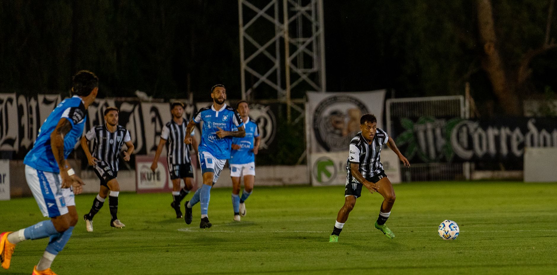 https://www.pexels.com/photo/exciting-night-soccer-match-action-shot-30666132/