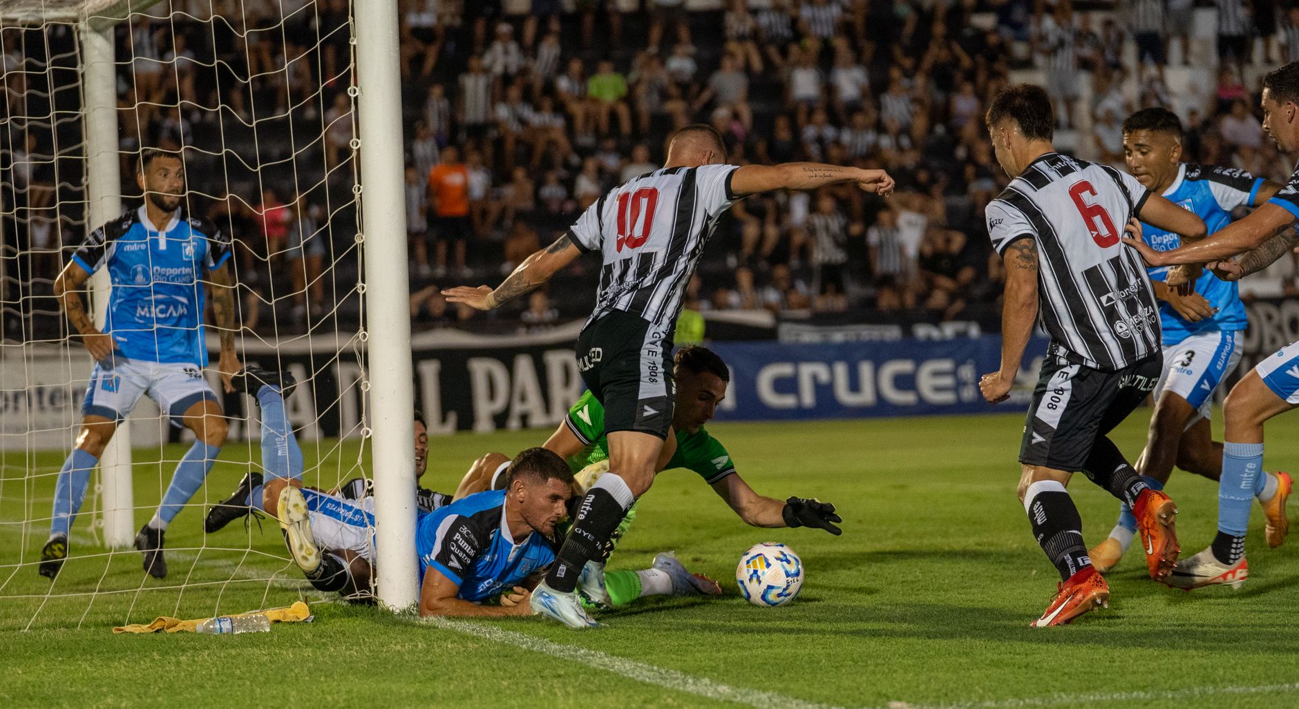 https://www.pexels.com/photo/intense-soccer-match-goal-line-action-at-night-30666134/
