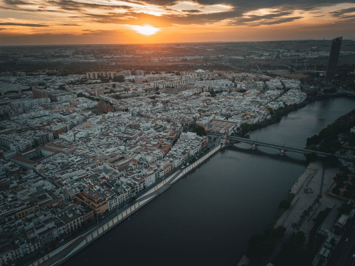 Vedere aeriană peste Sevilla la apus