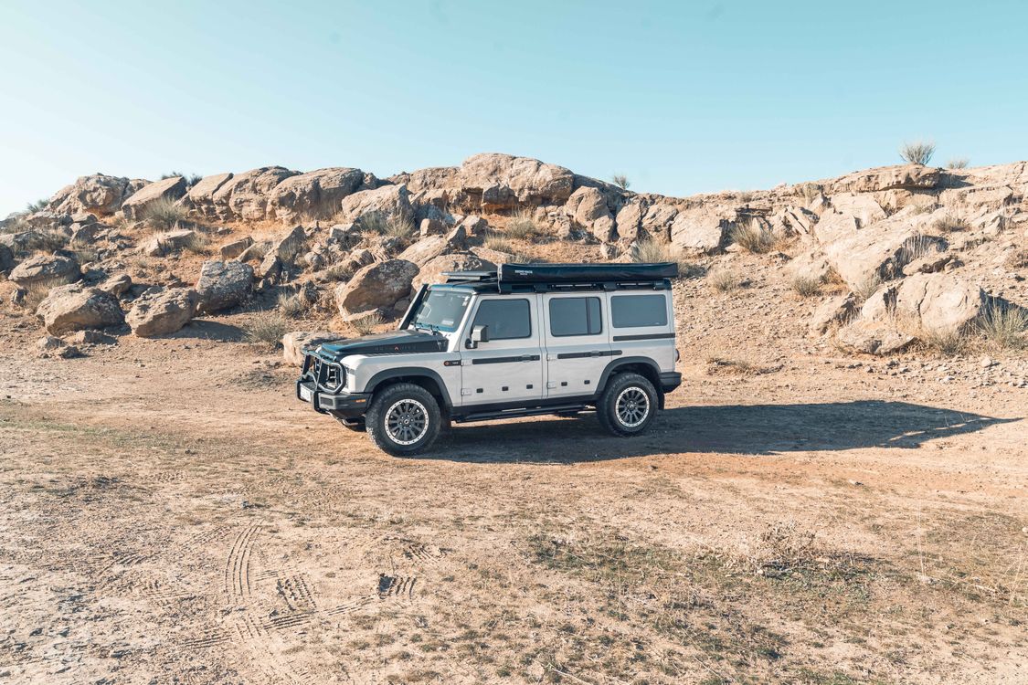 4x4 Off-Road Vehicle in Erbil Desert Landscape · Free Stock Photo