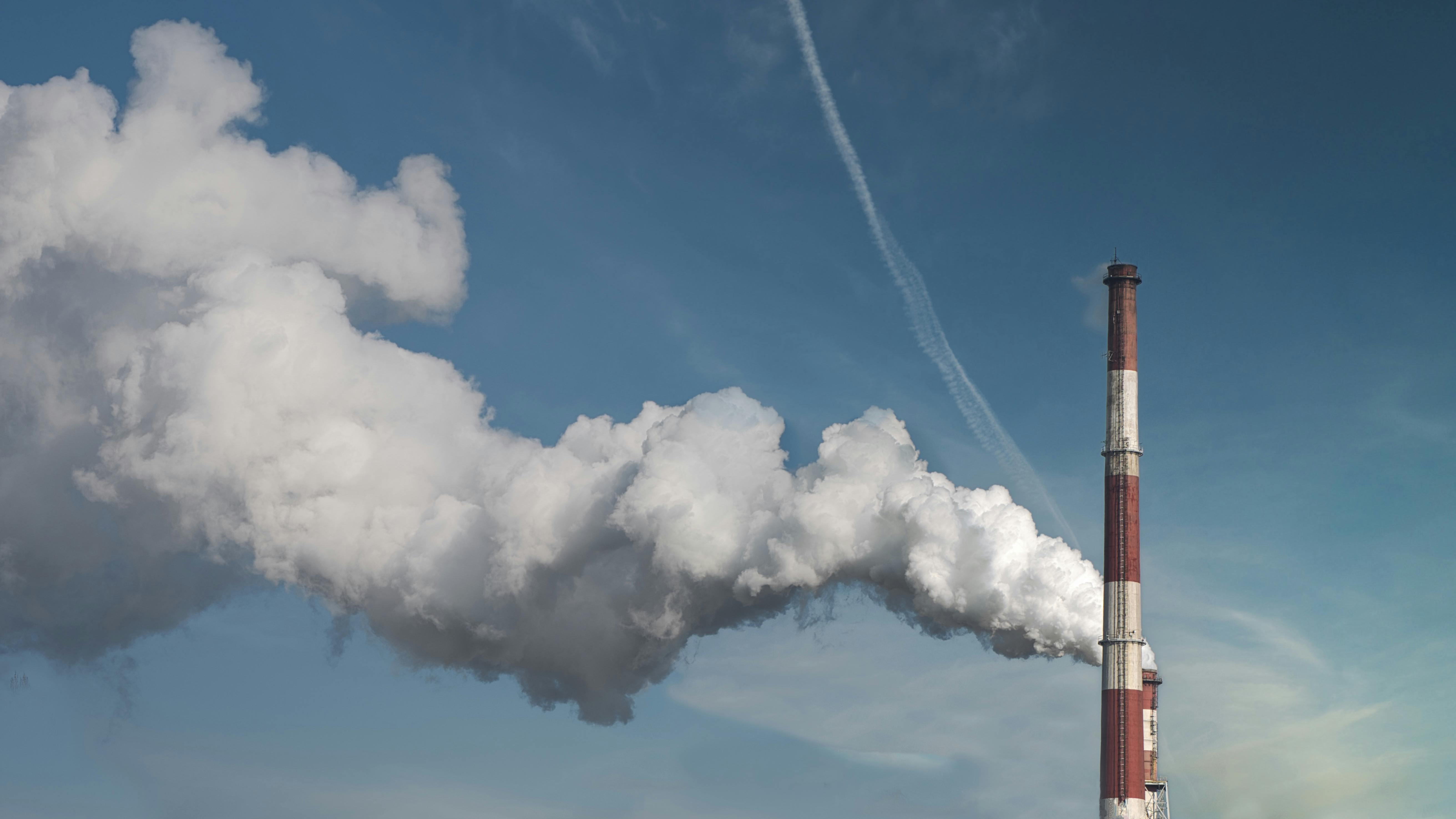 免費 煙囪在藍天上翻滾著雲朵，凸顯了污染。 圖庫相片