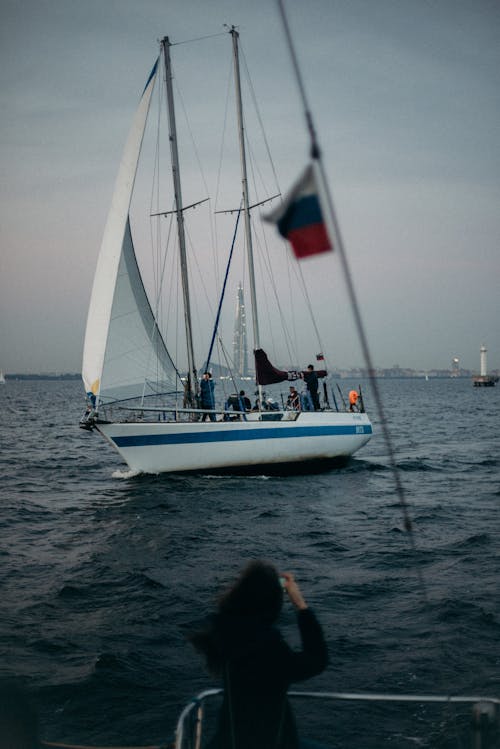 Foto Von Menschen Auf Segelboot