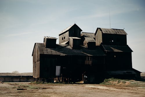 茶色の木造住宅