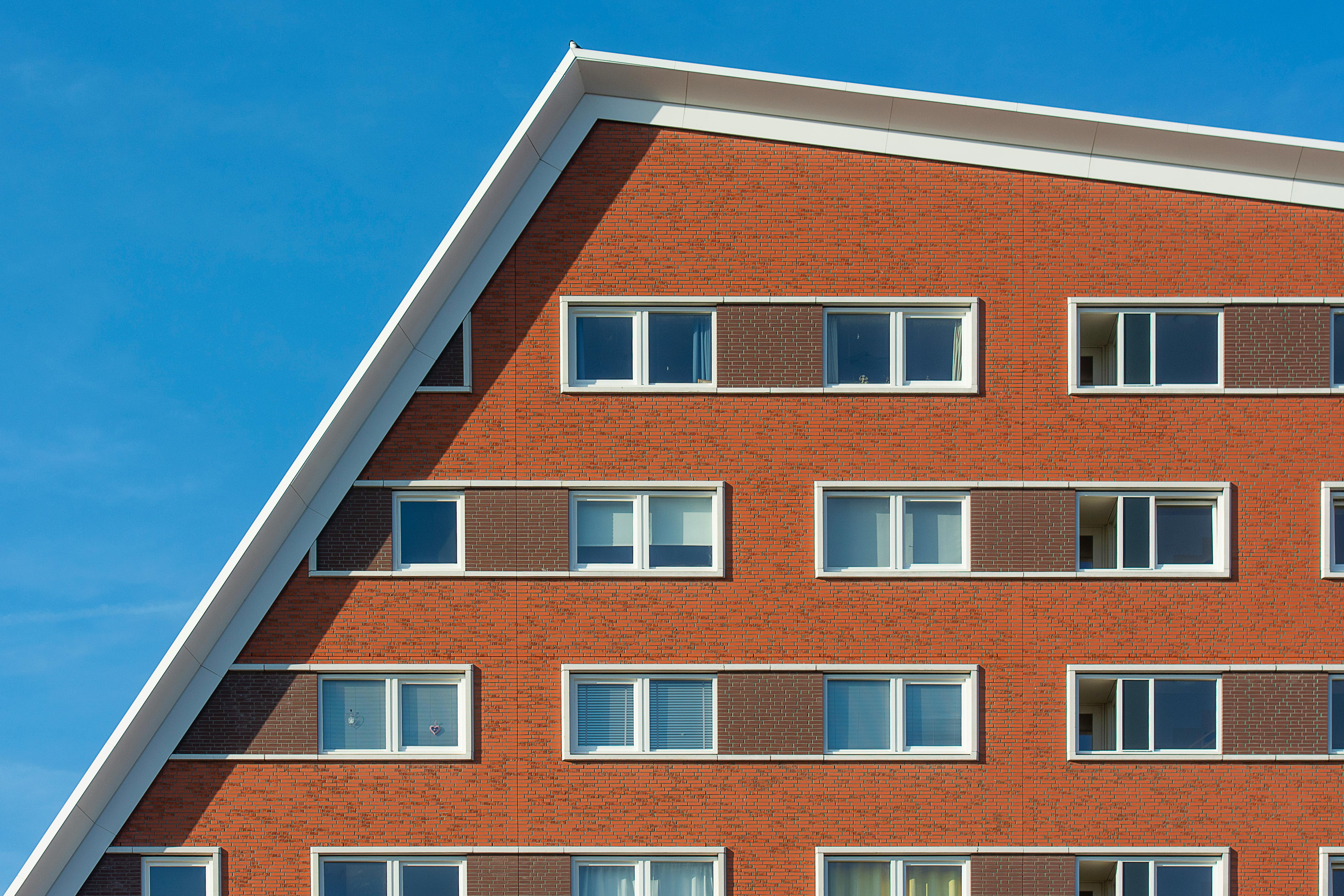 free-photo-of-moderni-mestsky-bytovy-dum