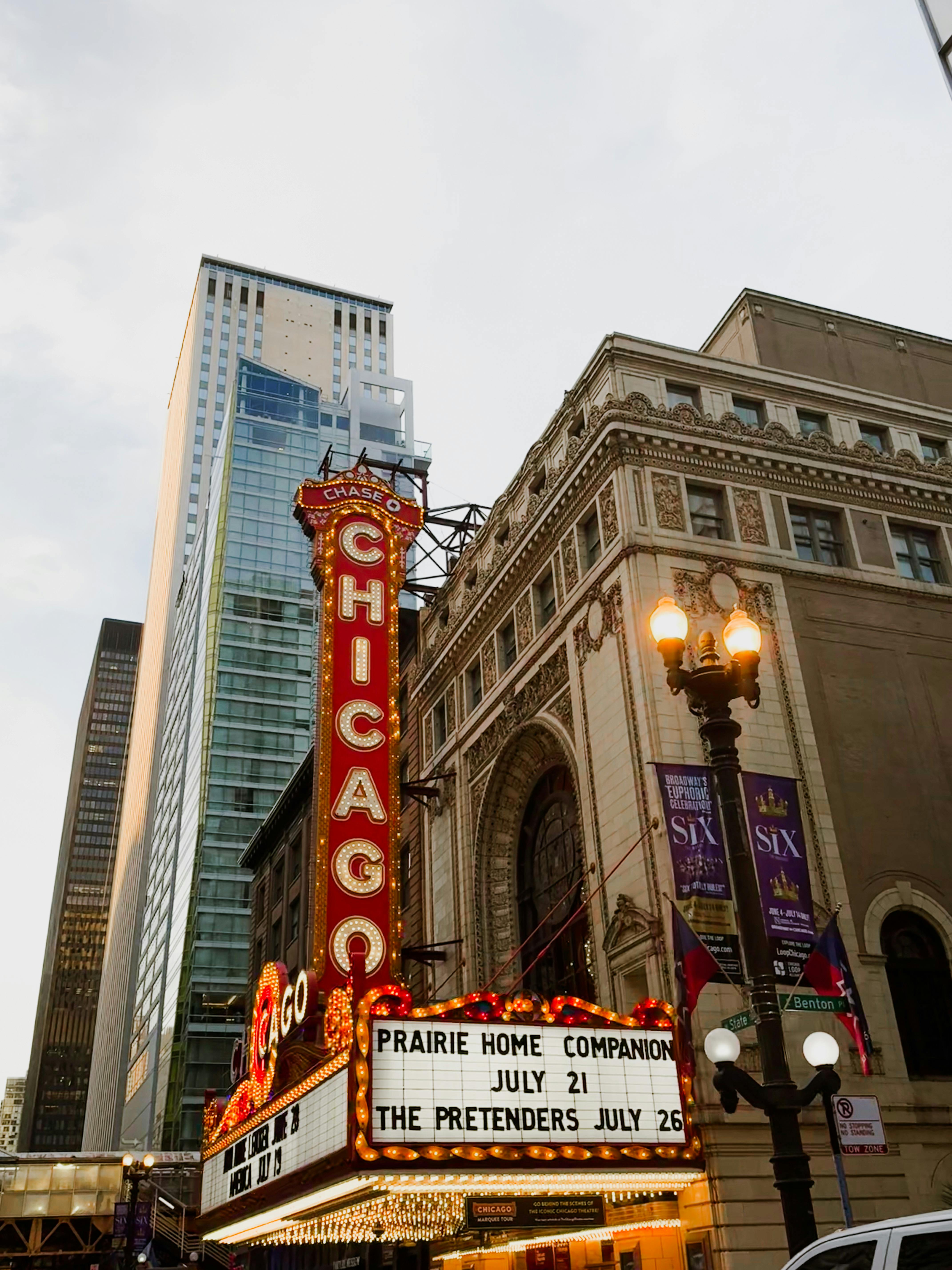 Ücretsiz Chicago Tiyatrosu'nun tabelası, alacakaranlıkta gökdelenler, canlı şehir hayatı. Stok Fotoğraflar