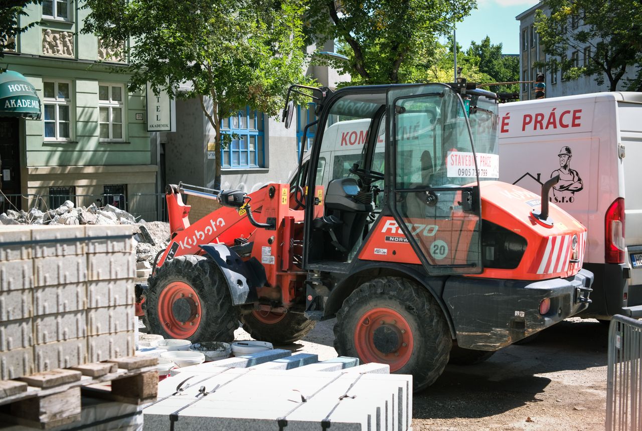 Flat & apartment removals Shouldham — removals work in progress