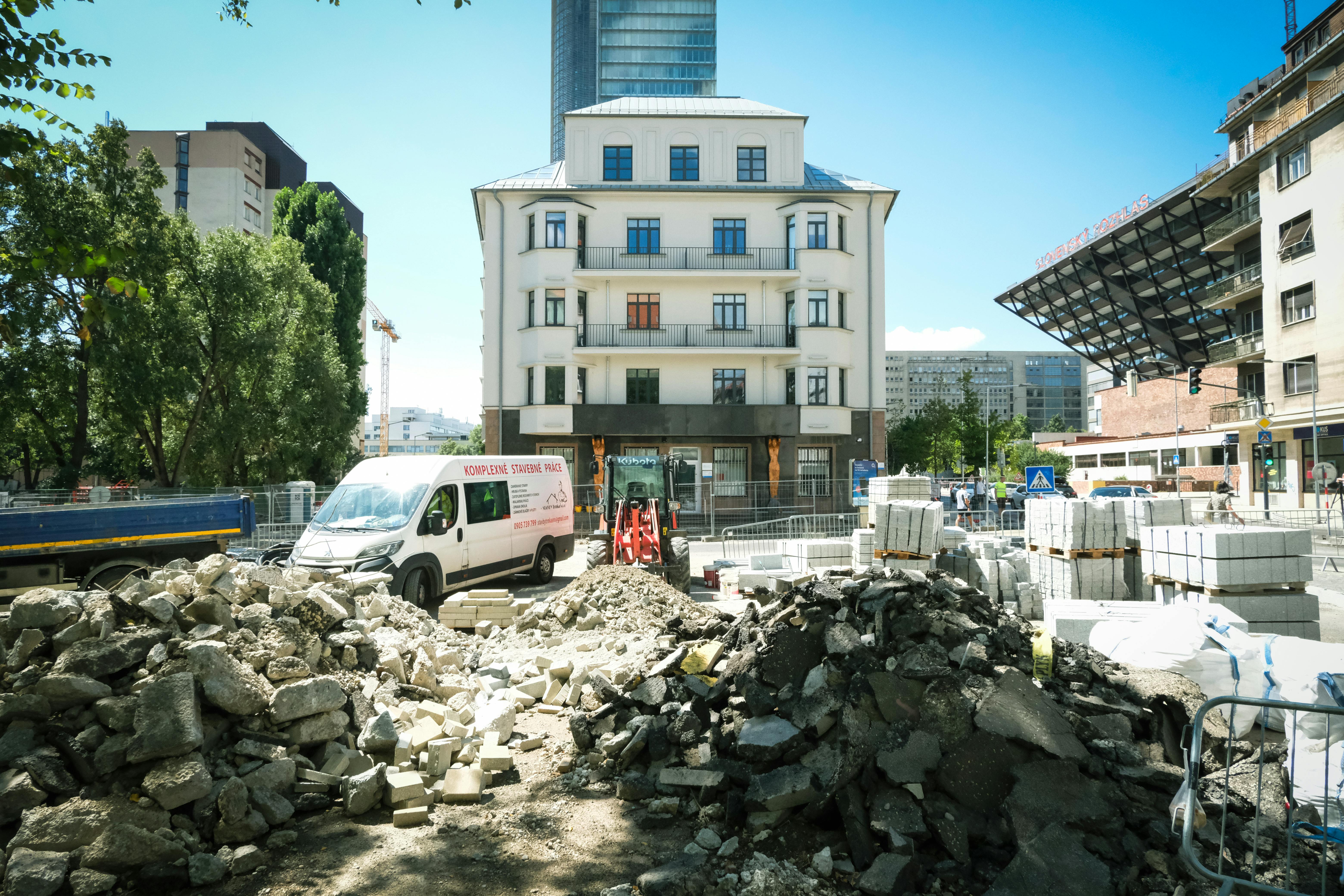 Critici pentru proprietarii de garaje de pe strada Oituz care blochează regenerarea urbană și aprecieri pentru cetățenii de pe strada Păcii (foto)