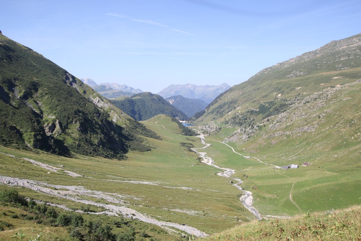 Malerisches Flusstal in den Bergen Südfrankreichs