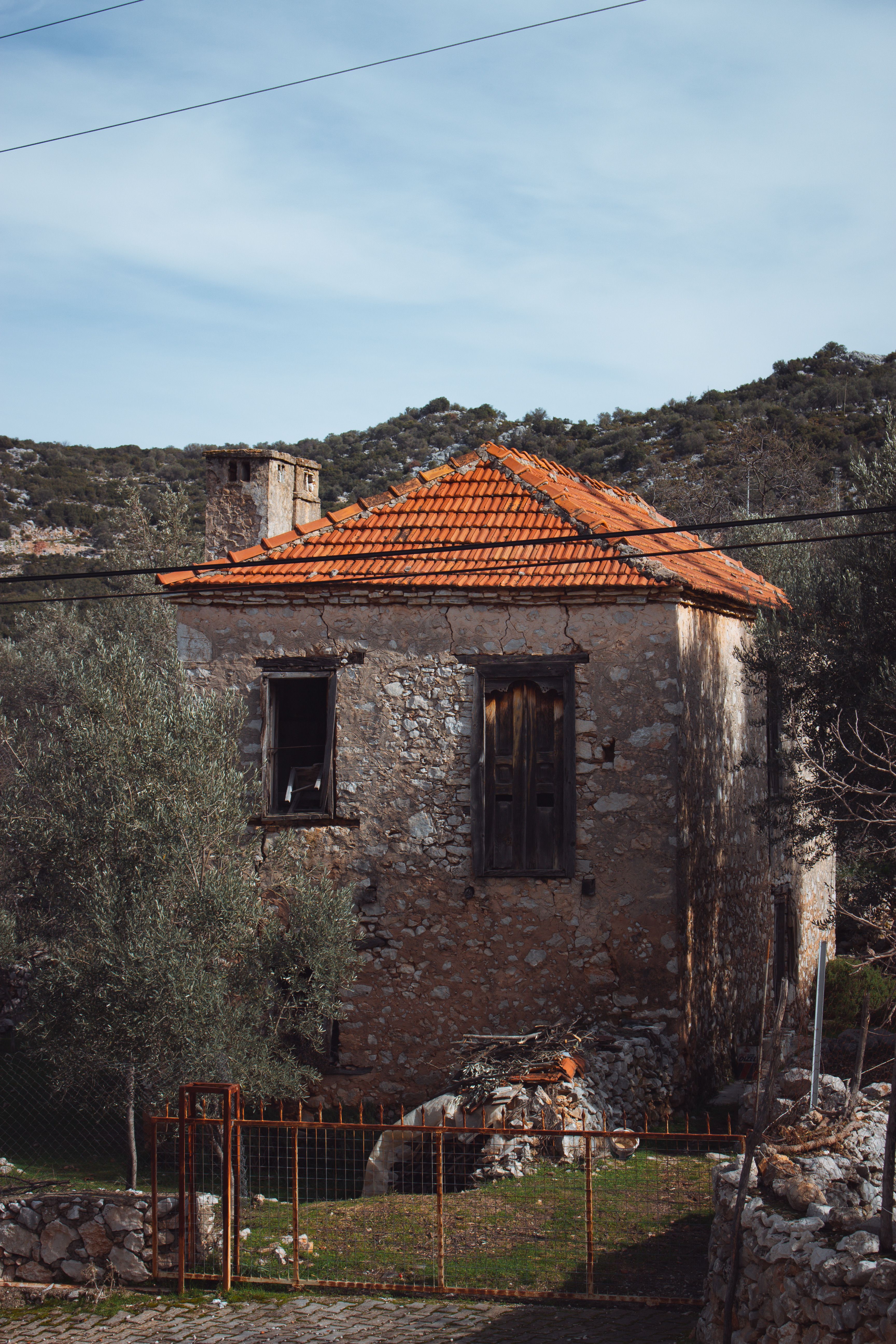 Rustic Stone House in Serene Countryside Setting · Free Stock Photo