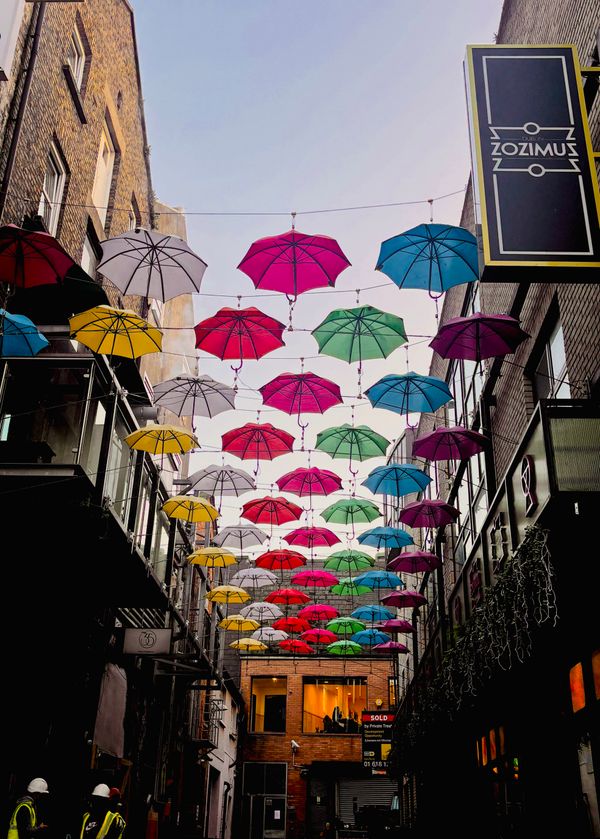 Instalație artistică cu umbrele colorate pe o stradă din Dublin